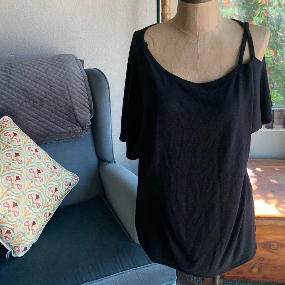 Stitch fix criss cross cold shoulder black shirt